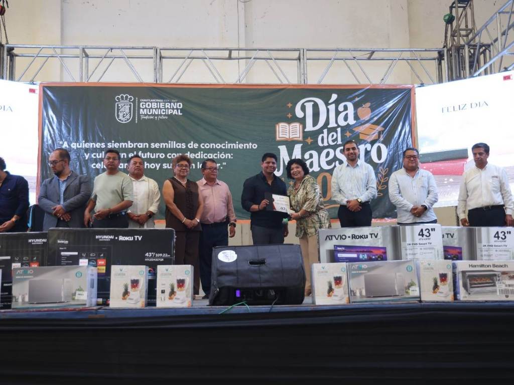 Festeja gobierno de Cuautlancingo el Día del Maestro