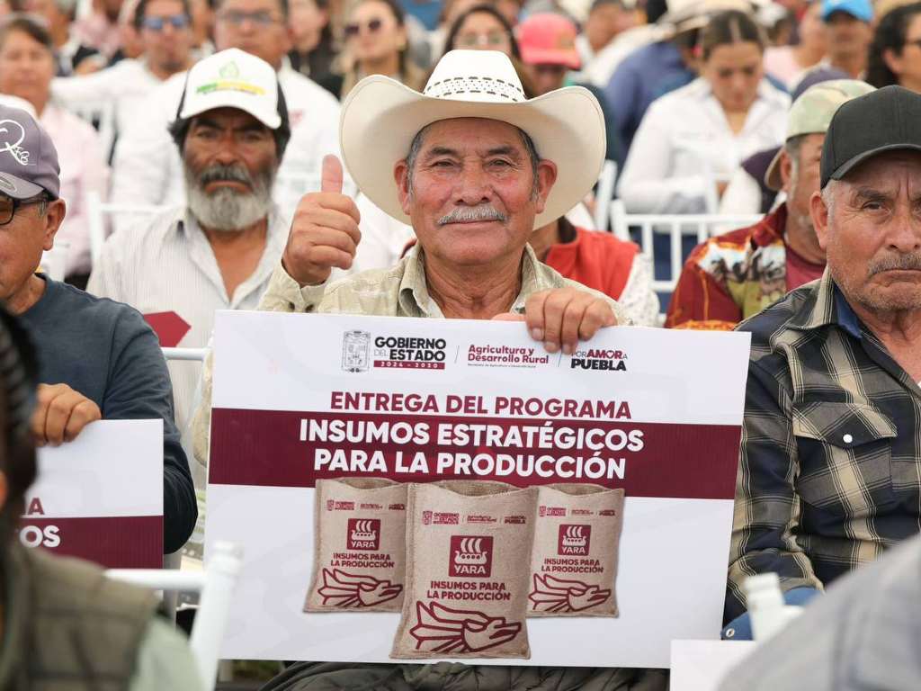 Entrega Gobierno del Estado apoyos al campo en la microrregión de Tecamachalco