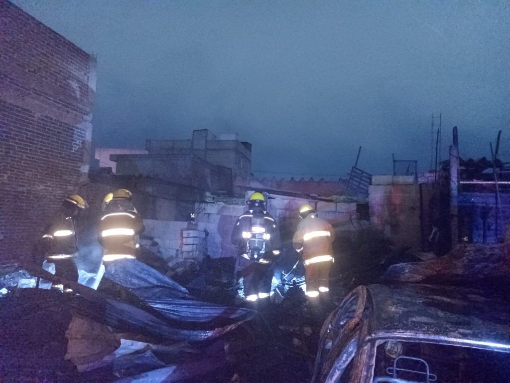 Incendio en vecindad de la colonia Independencia moviliza a cuerpos de emergencia en Puebla