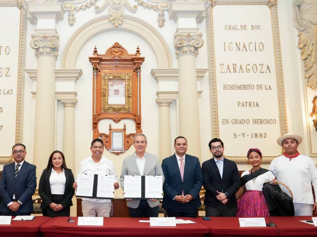 Firma Pepe Chedraui hermanamiento entre Puebla capital y Santa María Huatulco