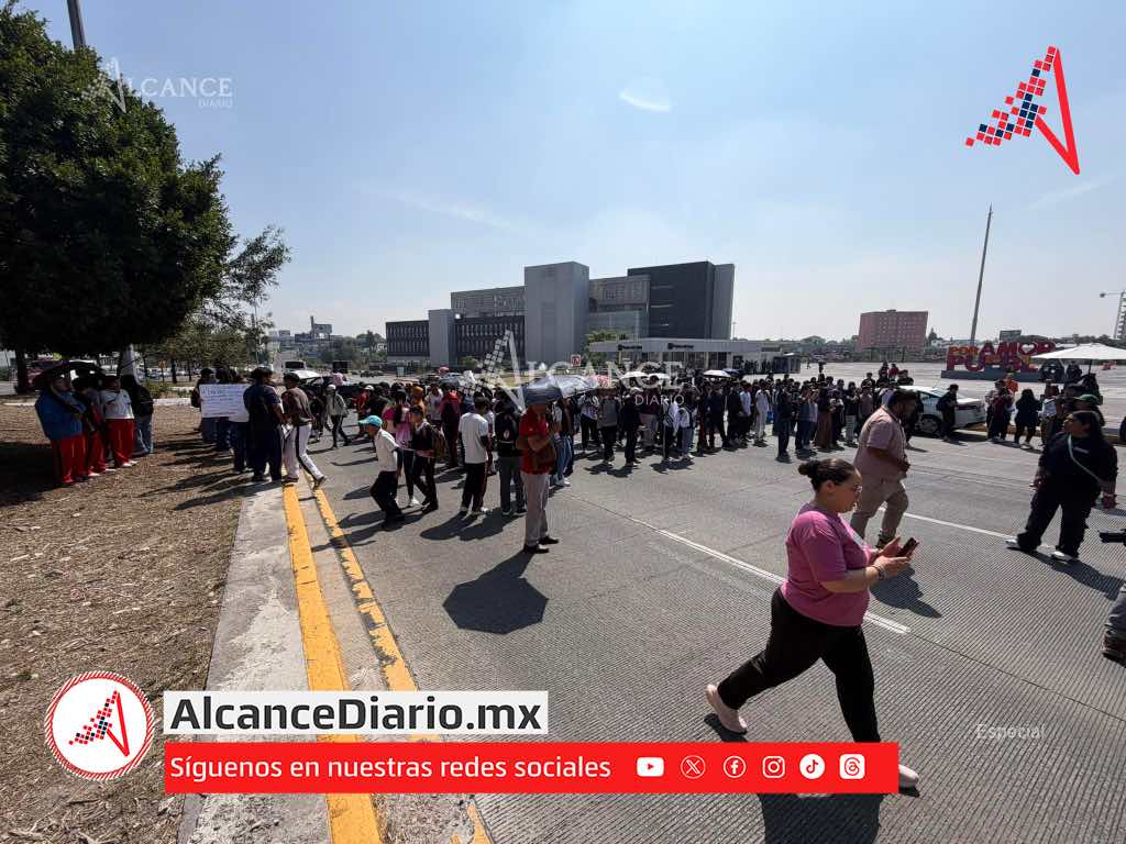 Estudiantes bloquean la Vía Atlixcáyotl y amenazan con cerrar carreteras en Puebla