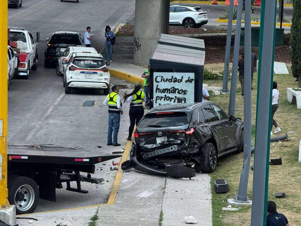 Fuerte choque en Vía Atlixcáyotl deja daños y caos vial frente al CCU