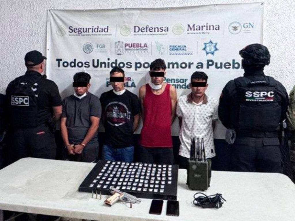 Detienen a hombres dedicados al robo al transporte de carga en Coronango