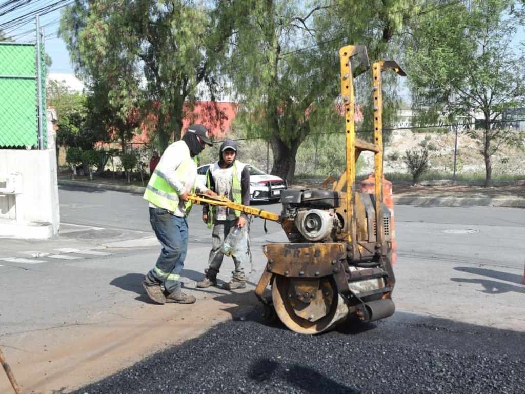 Supervisan avance de trabajos de bacheo en la capital poblana