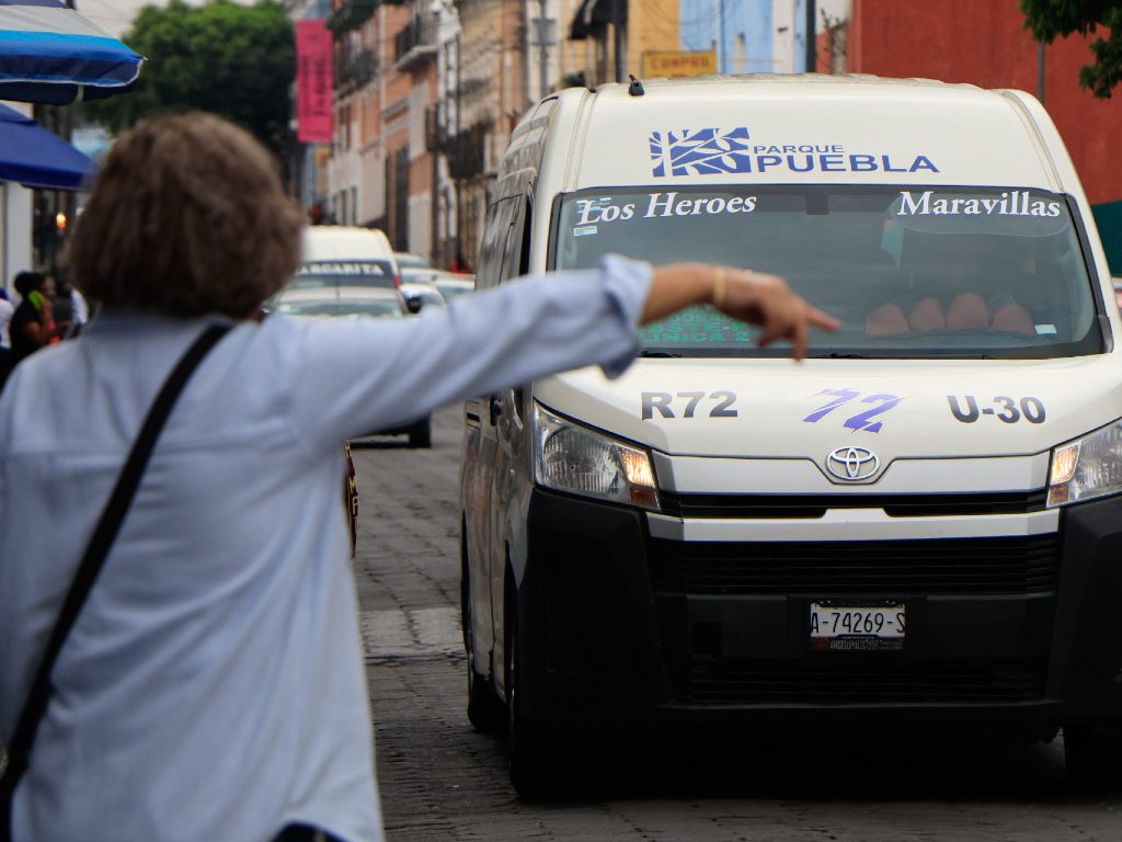 ¿Debe aumentar la tarifa de transporte público en Puebla? Esto opinan poblanos y poblanas 