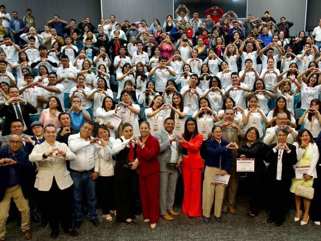 Asiste Laura Artemisa a premiación de Bachiller Distinguido COBAEP