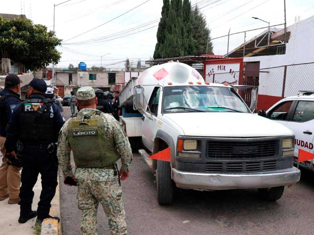 Detienen a dos hombres con hidrocarburo robado en Barranca Honda