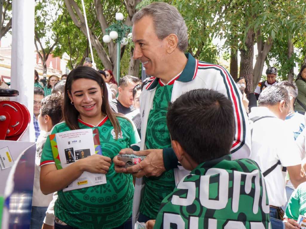 Convive Pepe Chedraui en el Megaintercambio de Estampas Mundialistas
