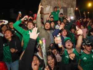 Joven cae del Monumento a Juárez durante festejos por el triunfo de México en el Mundial