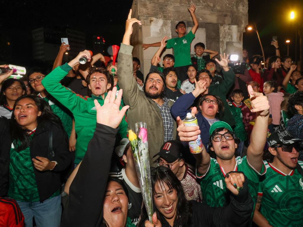 Joven cae del Monumento a Juárez durante festejos por el triunfo de México en el Mundial