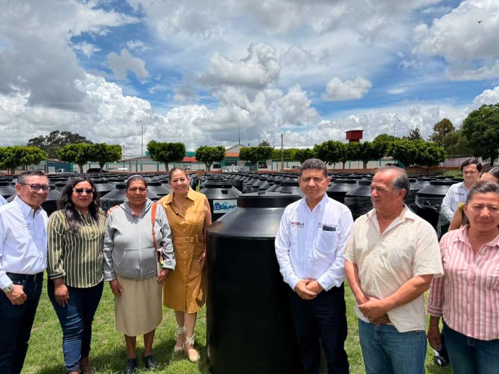 Entregan tinacos a través del programa Obra Comunitaria en San Baltazar Tetela