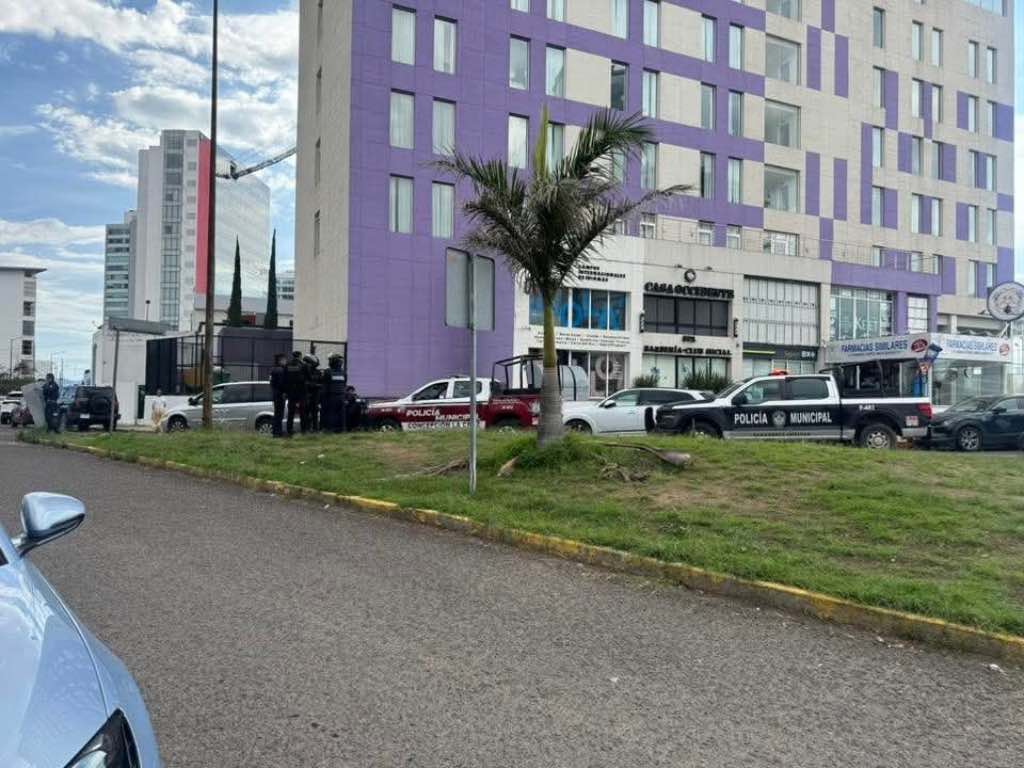 Persecución en Palmas Plaza termina con dos detenidos; estarían vinculados al robo de autopartes