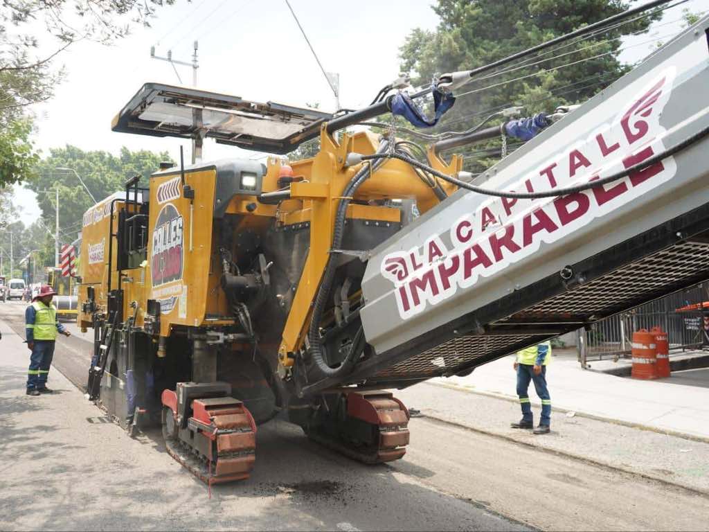 Supervisan avances del Tren Capitalino de Pavimentación en Bulevar Xonaca