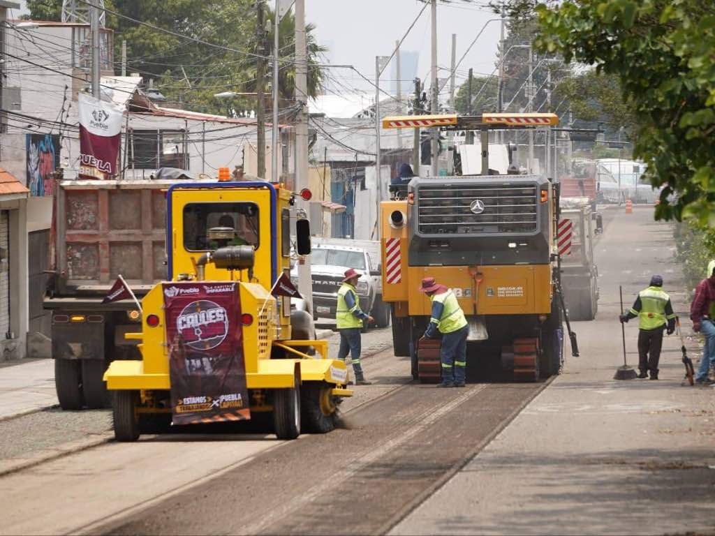 Supervisan avances del Tren Capitalino de Pavimentación en Bulevar Xonaca