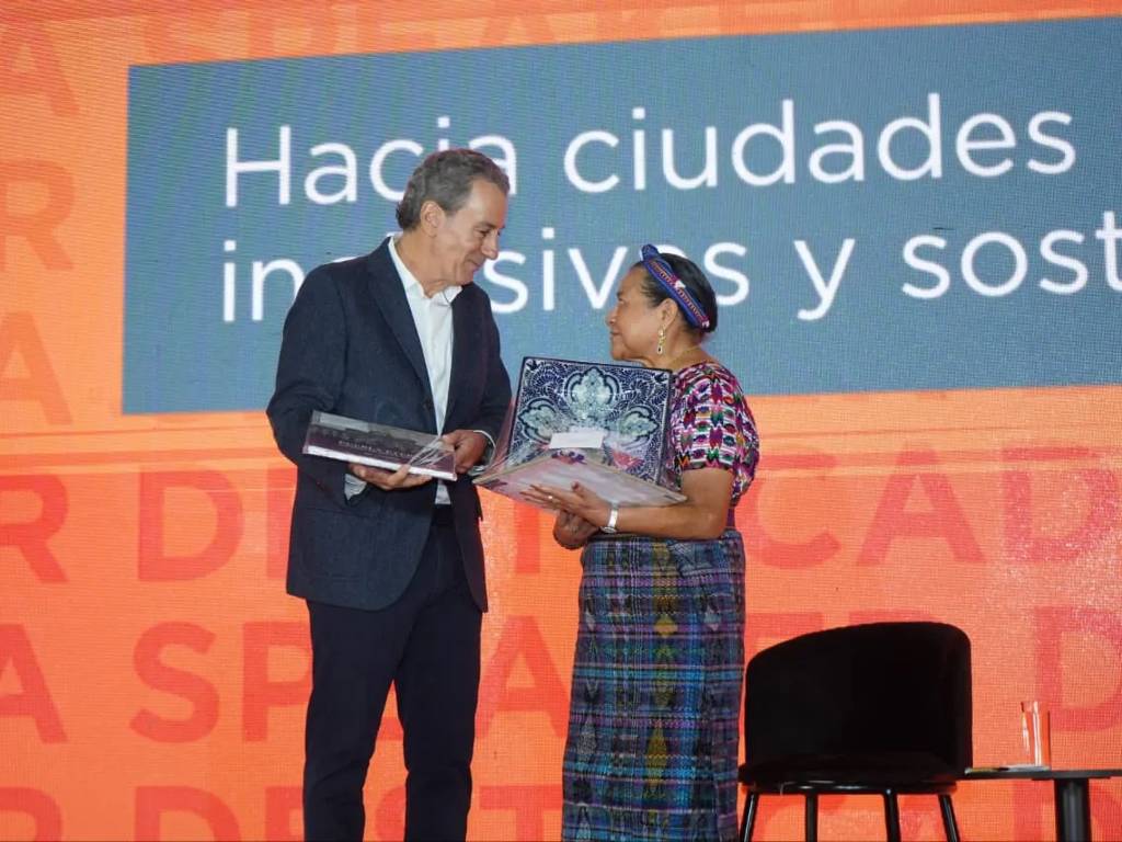 Reciben en el Smart City Expo LATAM Congress a Rigoberta Menchú Tum