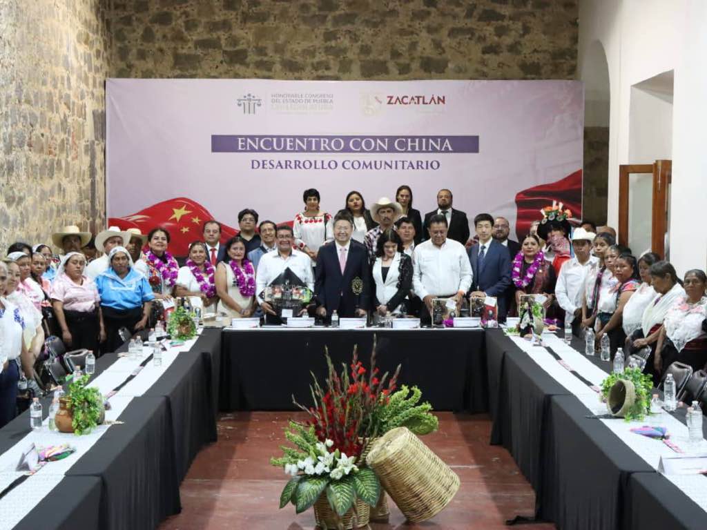 Visita Embajador de China el municipio de Zacatlán; se reúne con pueblos indígenas