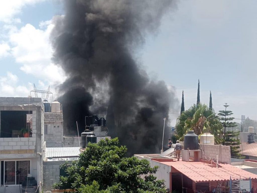 Alertan por fuerte explosión en Geovillas del Sur; reportan enorme columna de humo