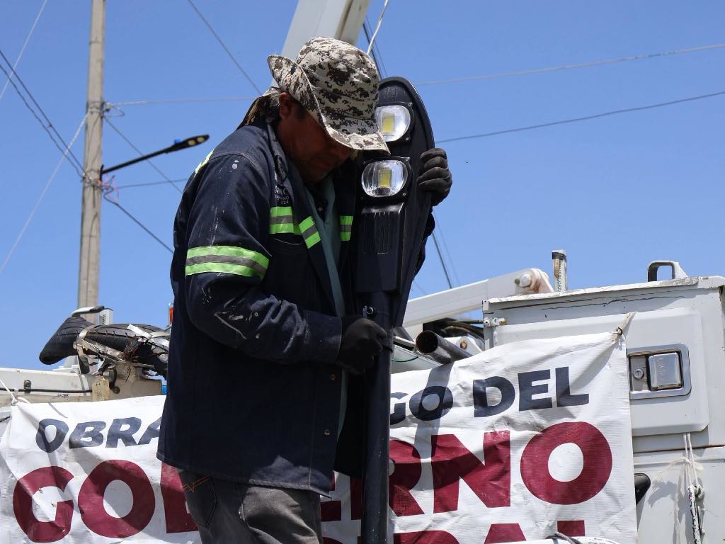 Gobierno de Amozoc da mantenimiento al alumbrado público en Chachapa