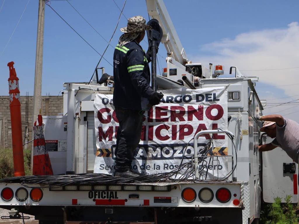 Gobierno de Amozoc da mantenimiento al alumbrado público en Chachapa