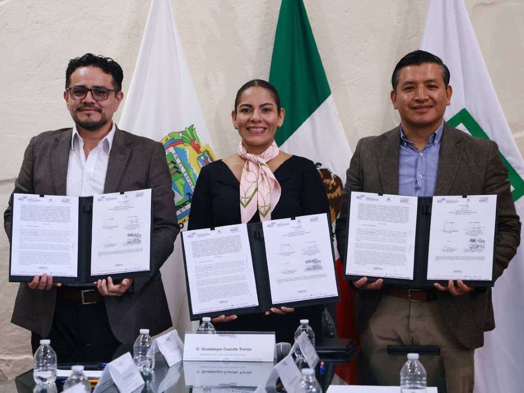 Firma Lupita Cuautle convenio de colaboración con la CANACOPE