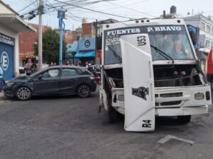 Al menos tres personas lesionadas deja choque entre auto particular y Ruta 4