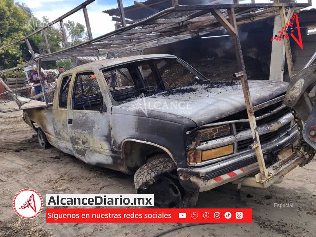 Columna de humo moviliza a cuerpos de emergencia en Cuesta Blanca, camioneta queda calcinada