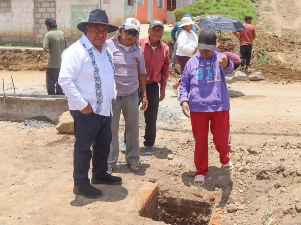 Edil de Amozoc supervisa obras en el municipio