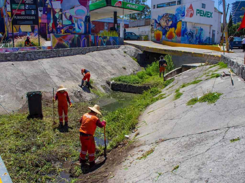 Fortalecen acciones preventivas con limpieza y desazolve en barrancas y vasos reguladores en la capital