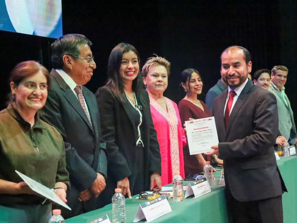 Asiste Gaby “La Bonita” Sánchez como madrina de generación en el COBAEP de San Jerónimo Caleras