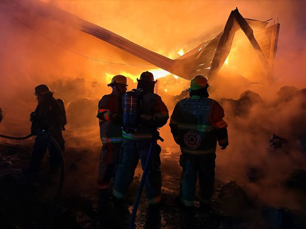 Incendio en bodega de algodón en colonia Santiago de los Leones moviliza cuerpos de emergencia