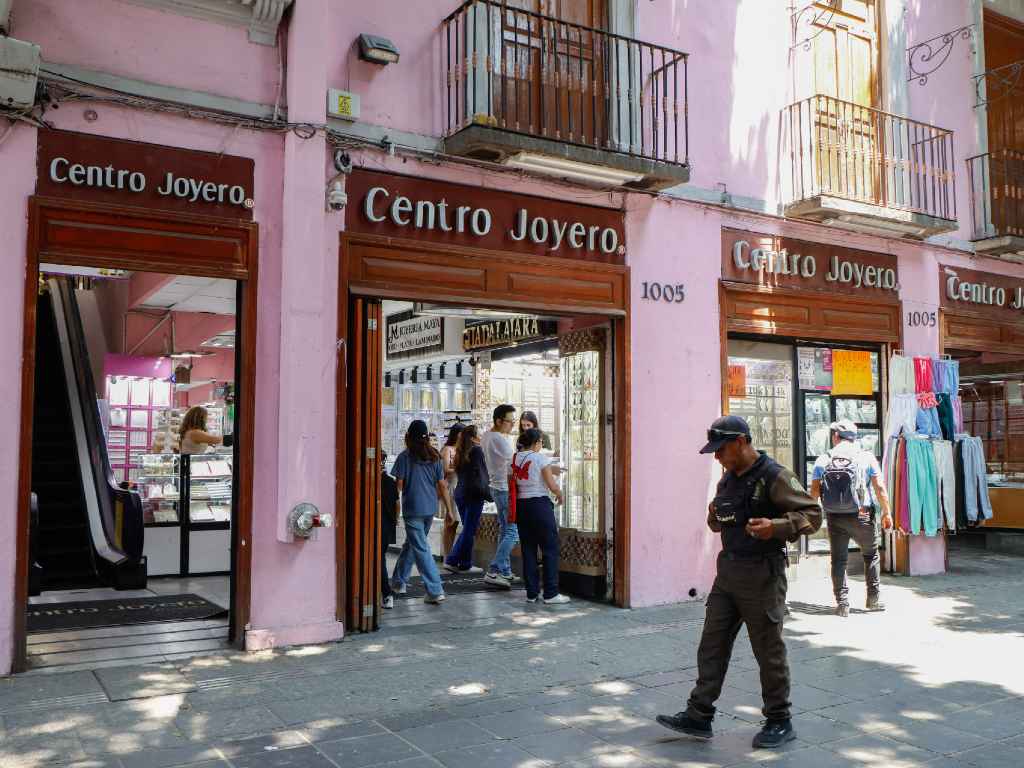 Robo a joyería en Plaza de la Mujer desata operativo en el Centro Histórico de Puebla; hay un detenido