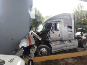 Tráiler se estrella contra columna del segundo piso de la autopista México - Puebla; conductor resulta herido