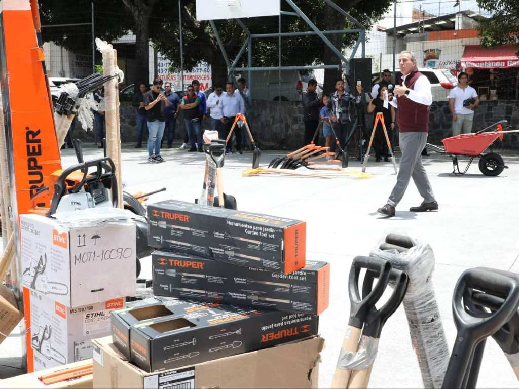 Entrega Pepe Chedraui herramienta a personal de Servicios Públicos para el mantenimiento de la ciudad
