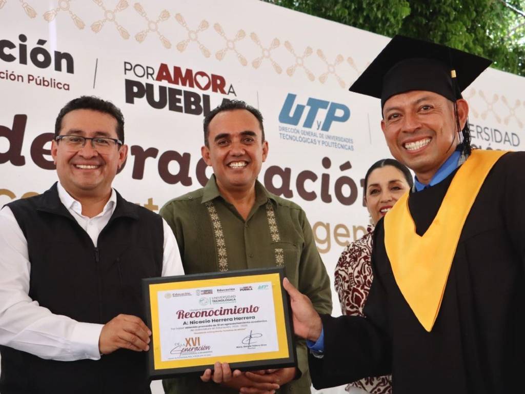 Asiste Pável Gaspar a la graduación de la Universidad Tecnológica de Izúcar de Matamoros