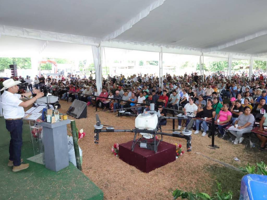 Impulsan desarrollo de microrregión de Xicotepec con apoyos al campo y obra pública