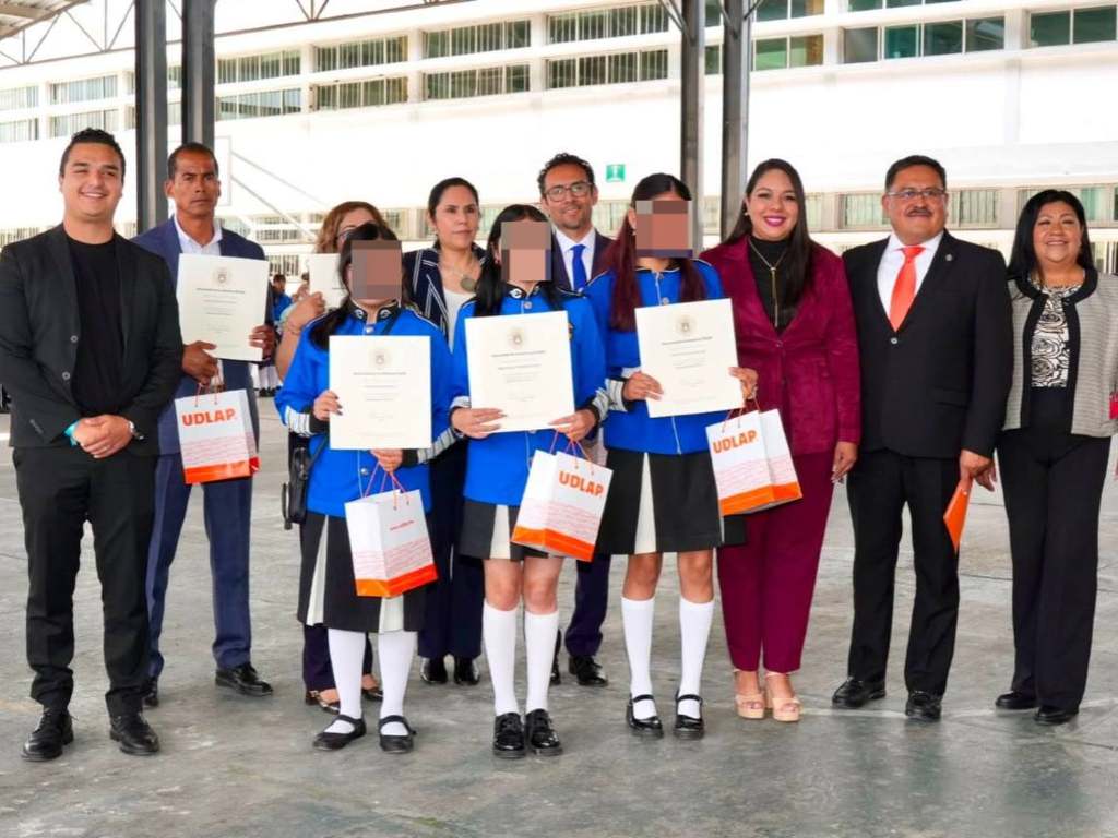 Entrega Tonantzin Fernández becas UDLAP a jóvenes cholultecas