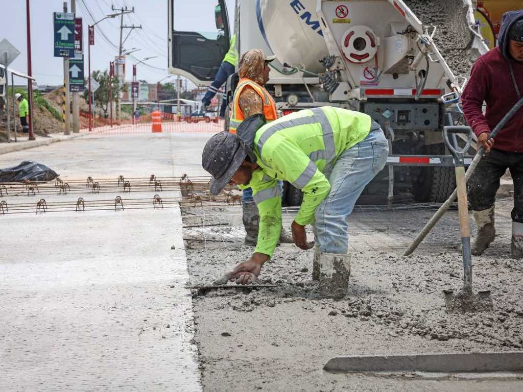 Supervisa Omar Muñoz avances de pavimentación en calle Tlaxcala