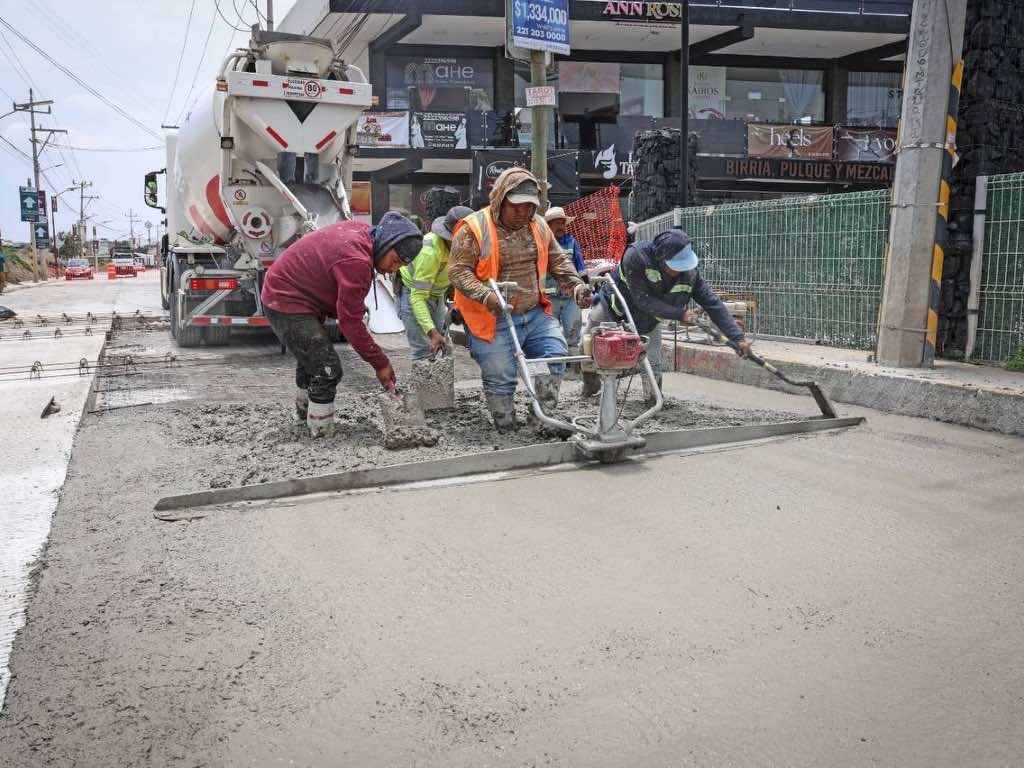 Supervisa Omar Muñoz avances de pavimentación en calle Tlaxcala