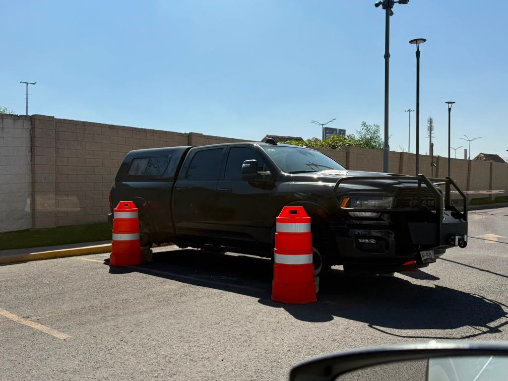 Denuncian robo de llantas a camioneta en estacionamiento de DownTown Lomas