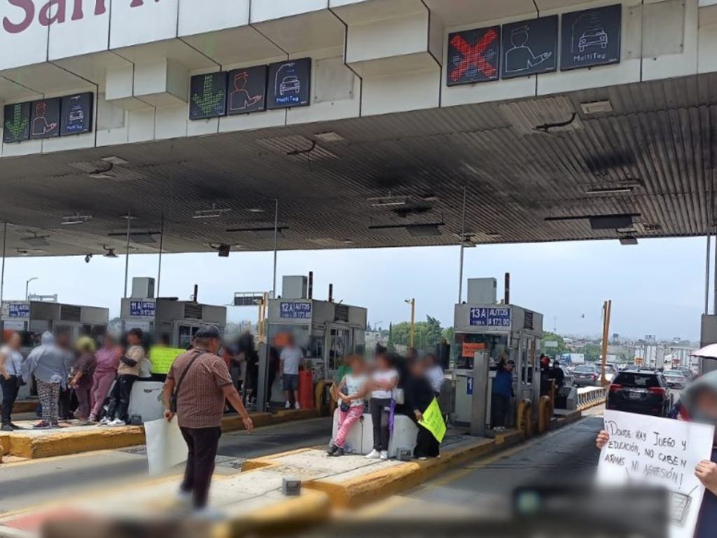Bloquean la caseta de San Marcos en la autopista México-Puebla; cierran la circulación en ambos sentidos