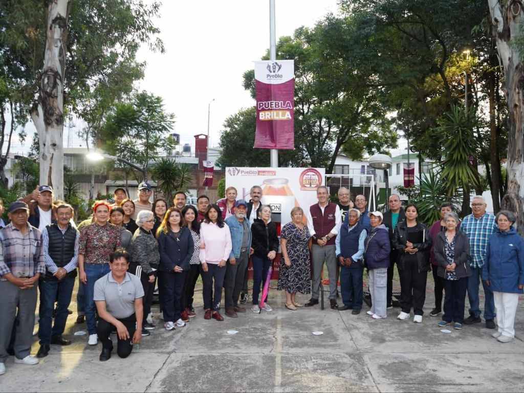 Inauguran modernización de luminarias en la colonia Plazas Amalucan