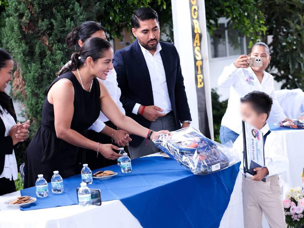 Lupita Cuautle acompaña a estudiantes de San Andrés Cholula en la culminación de su ciclo escolar