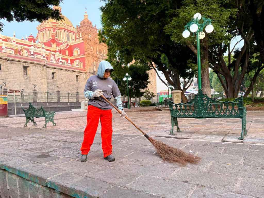Despliegan operativo de limpia en el Zócalo y la Avenida Juárez