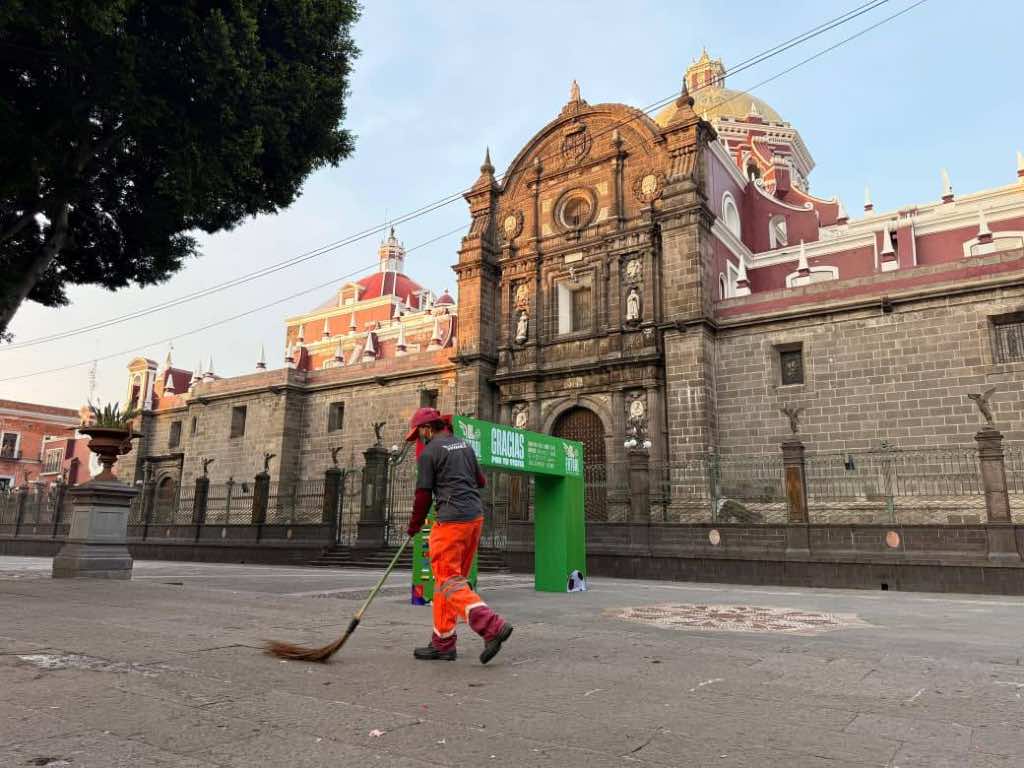 Despliegan operativo de limpia en el Zócalo y la Avenida Juárez