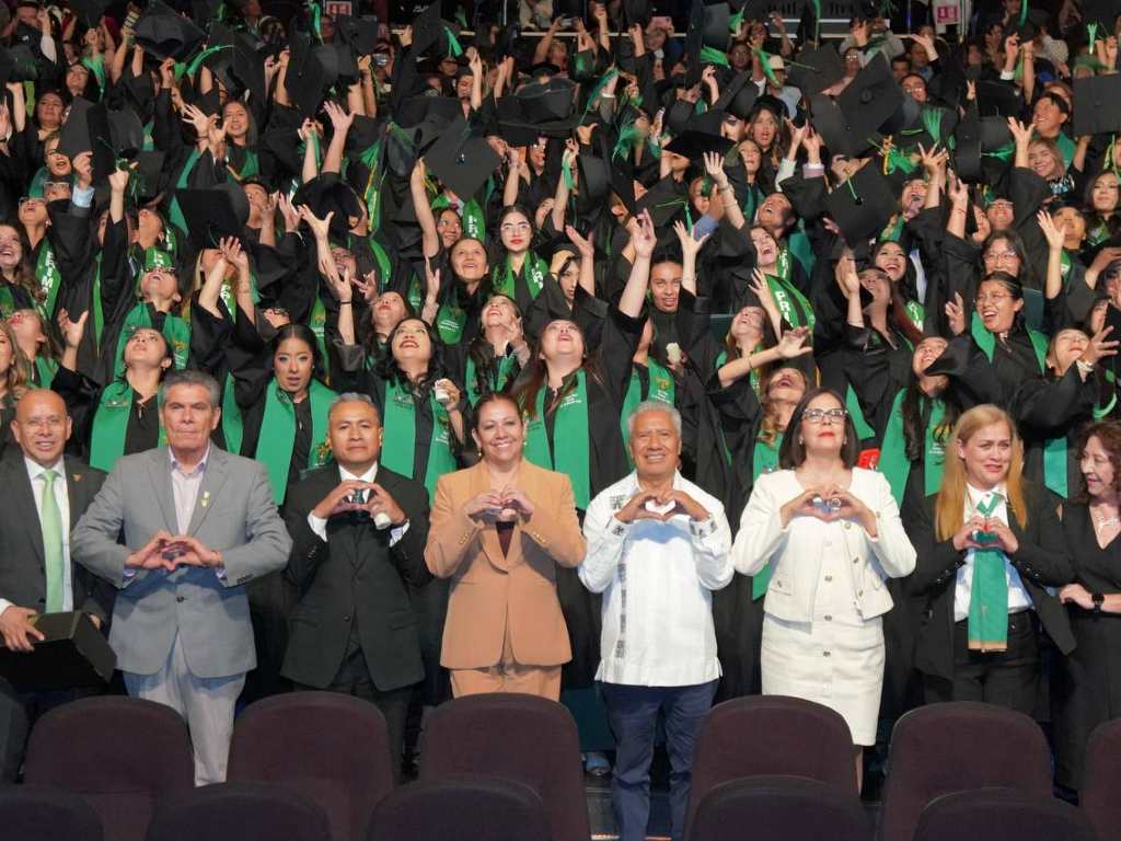 BINE gradúa a 518 nuevos docentes; llaman a transformar Puebla desde las aulas