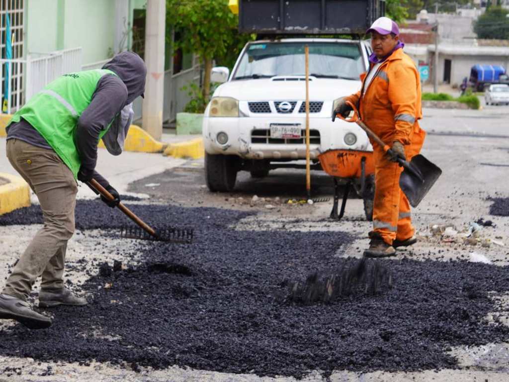 Realizan trabajos de bacheo para la próxima relaminación en calles principales de Amozoc