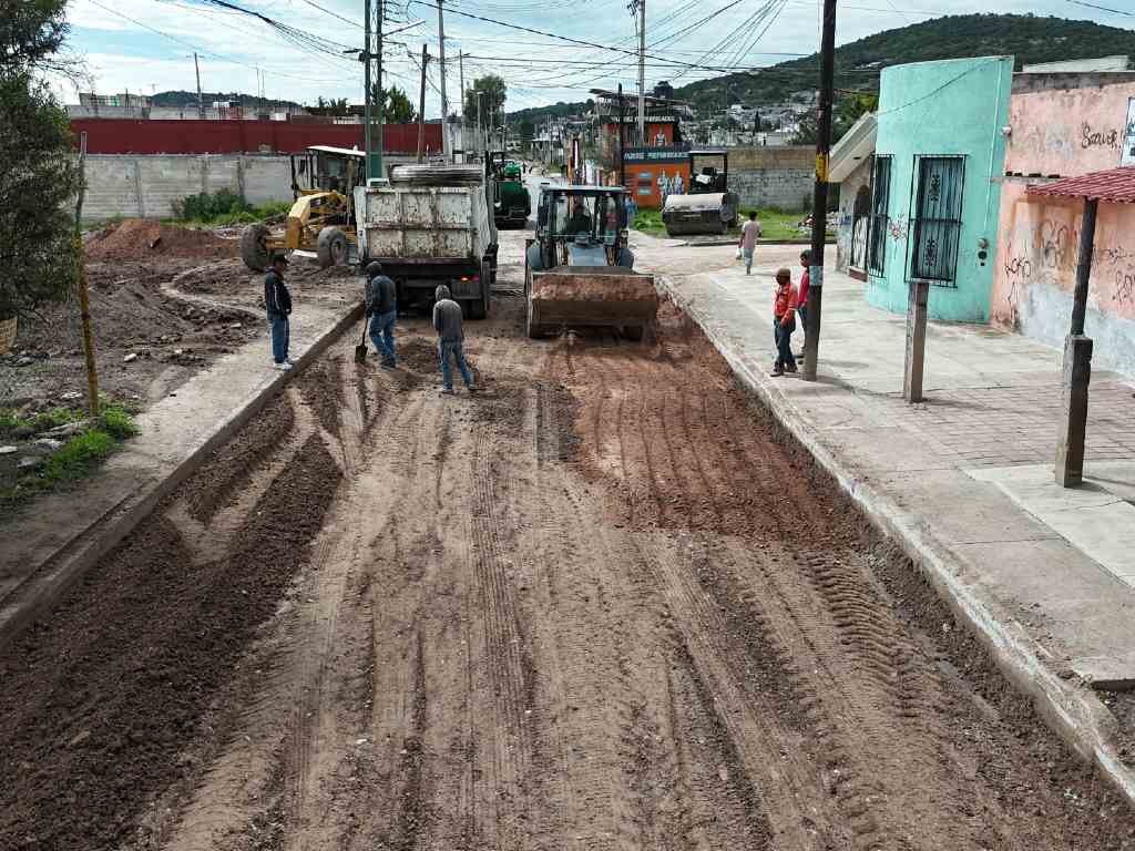 Gobierno de Amozoc mejora caminos con trabajos de rastreo y nivelación