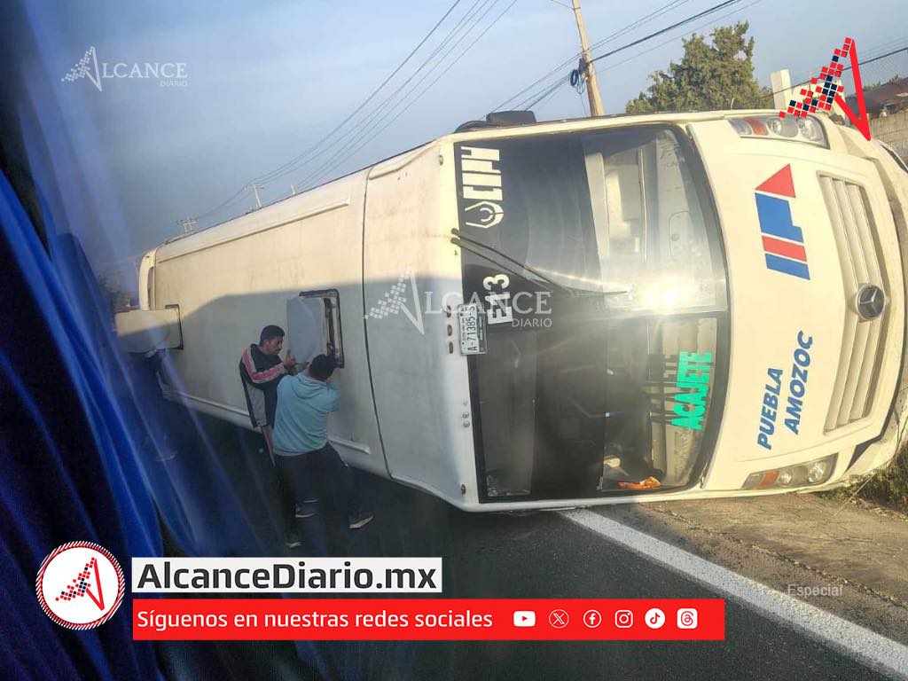 Vuelca unidad de transporte público en Amozoc; habría dos personas lesionadas
