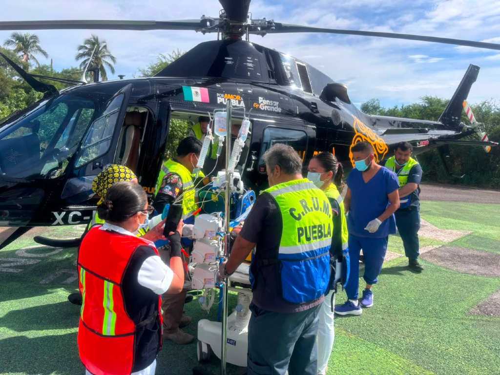 Trasladan en helicóptero a hombre de Acatlán de Osorio a Puebla tras accidente vial