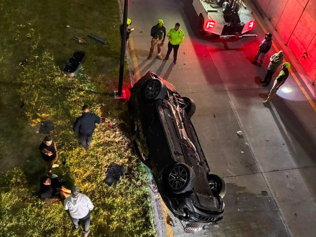 Auto choca contra barrera y cae a Paso Deprimido de Lomas III; PC Ocoyucan atiende siniestro